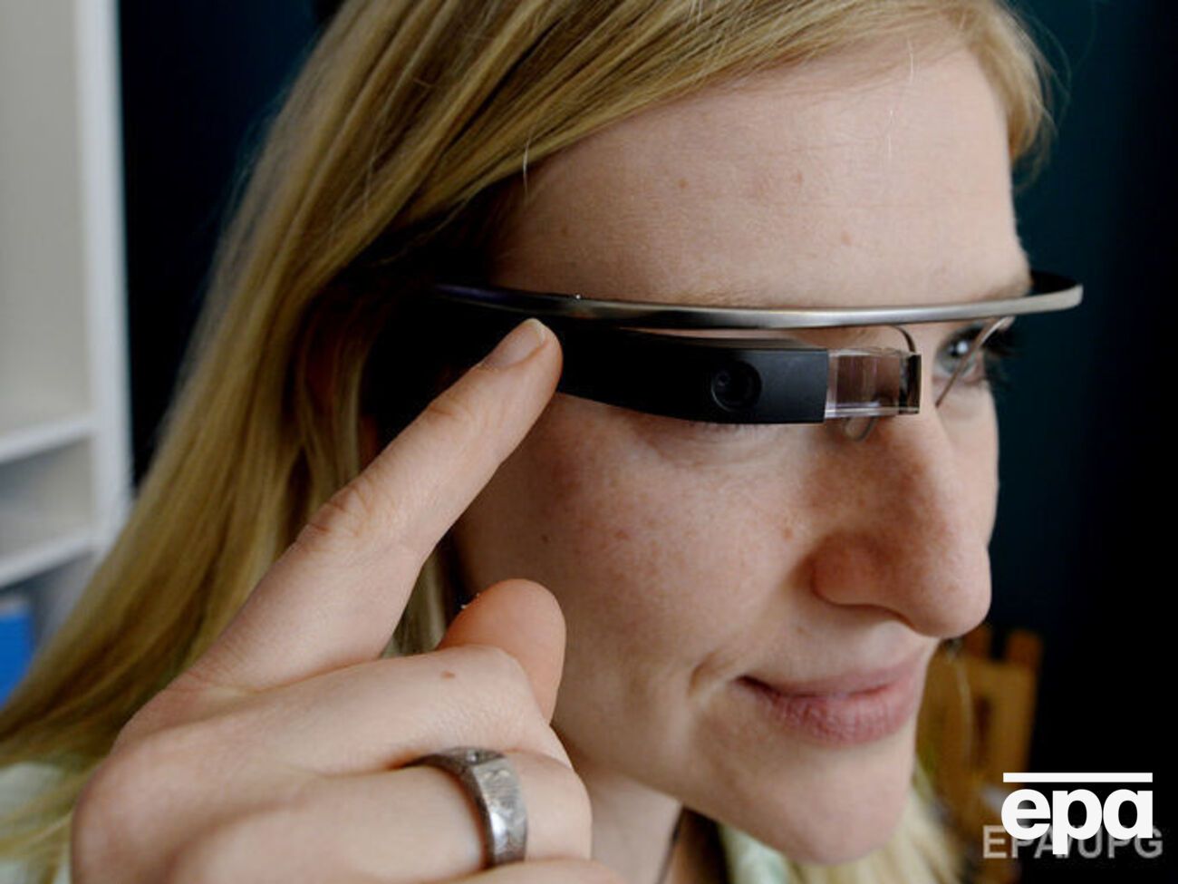 Google Glass передає зображення на сітківку ока