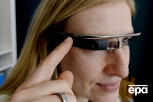 Google Glass передає зображення на сітківку ока