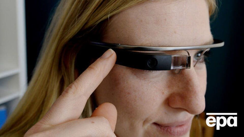 Google Glass передає зображення на сітківку ока