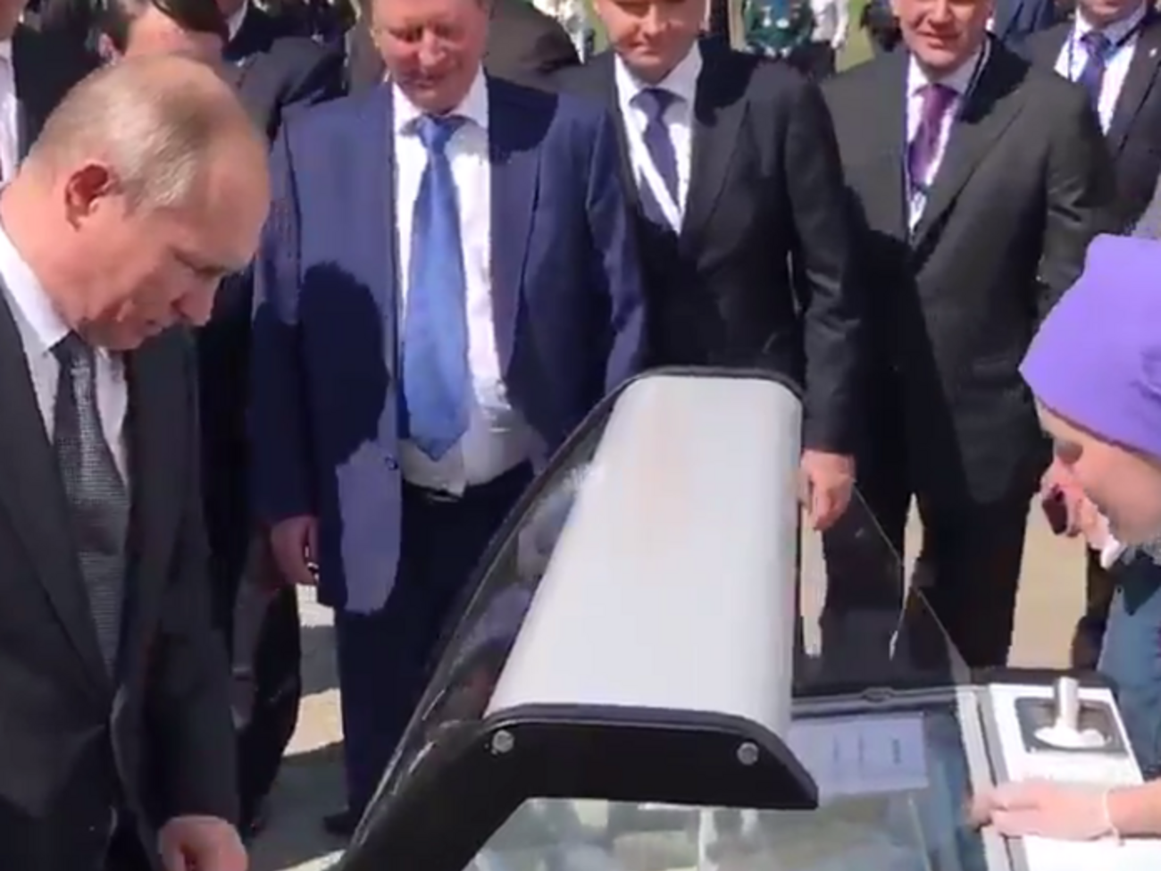 Путин &ndash; продавщице: Чем угостите?