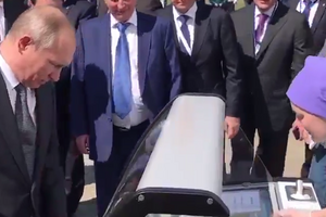 Путин – продавщице: Чем угостите?