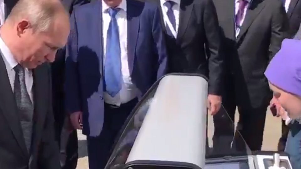 Путін – продавчині: Чим почастуєте?