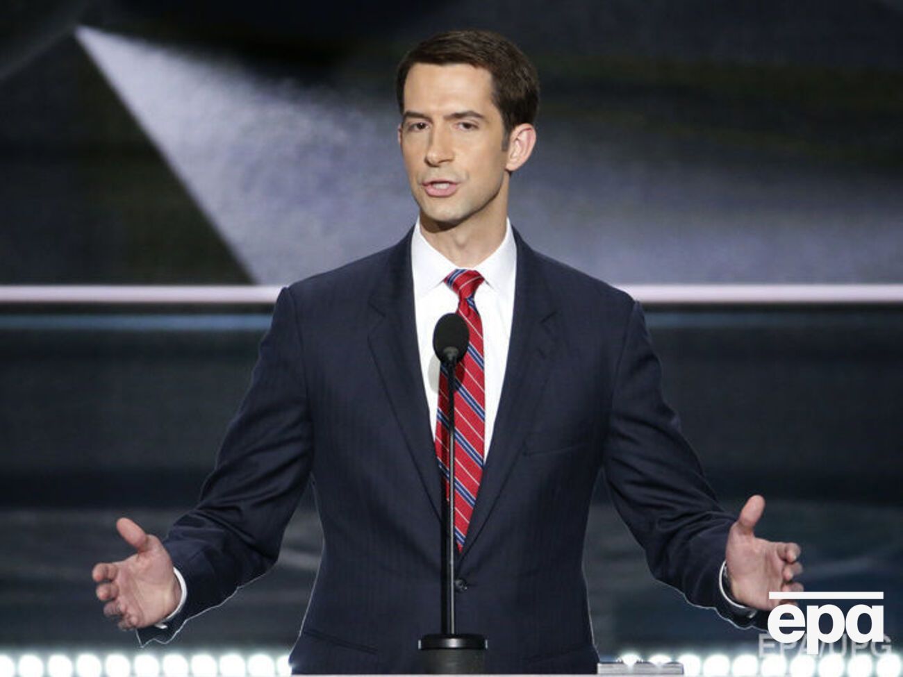 Коттон уважає, що США потрібно продовжувати тиснути на РФ