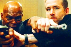 У центрі сюжету – кілер, якому потрібен захист