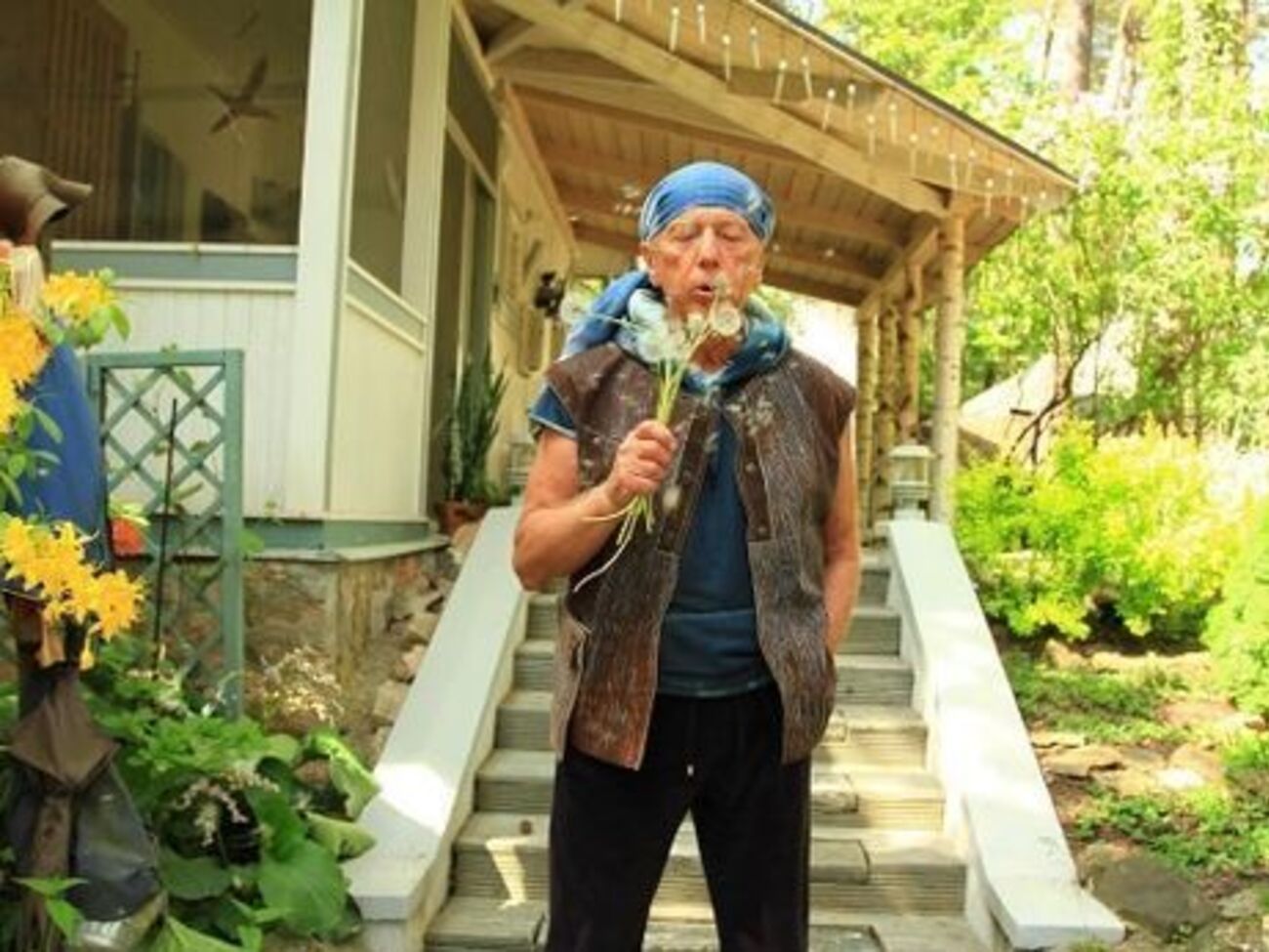 Задорнов рассчитывает, что ему помогут чистый горный воздух, травы, медитации и звуки шаманских бубнов