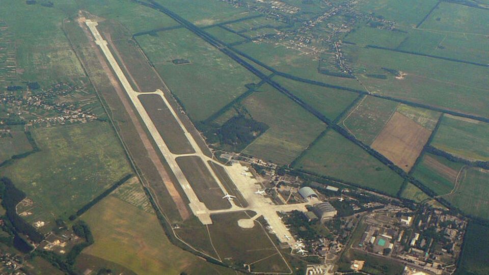 Аеропорт у Гостомелі розташований за 25 км на північний захід від Києва