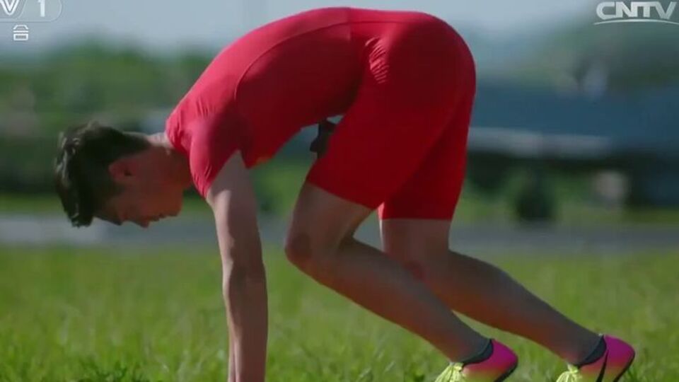 Личный рекорд китайского спортсмена на стометровке составляет 10 секунд