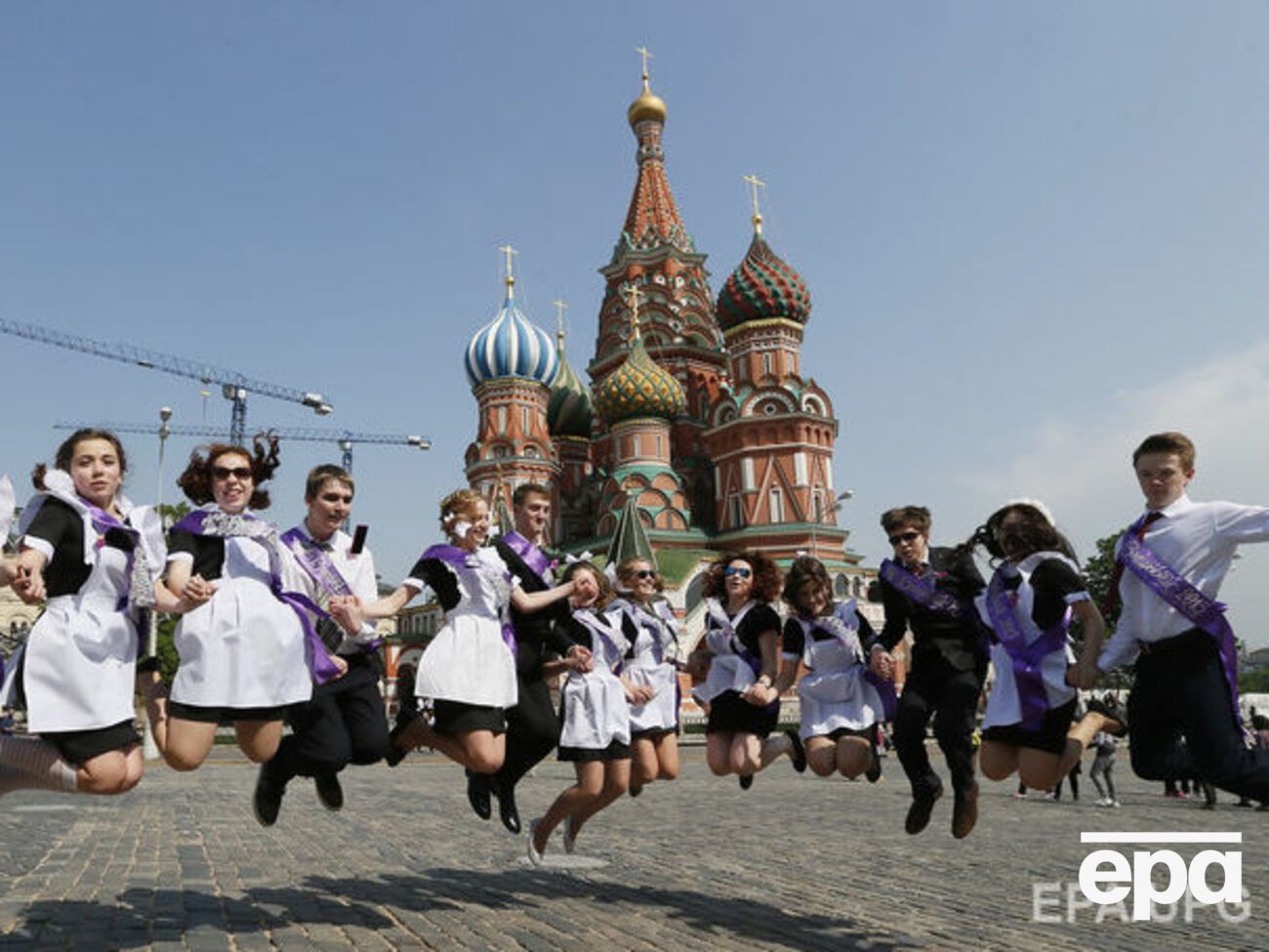 У Росії школяреві зіпсували випускний через борг у розмірі 600 рублів