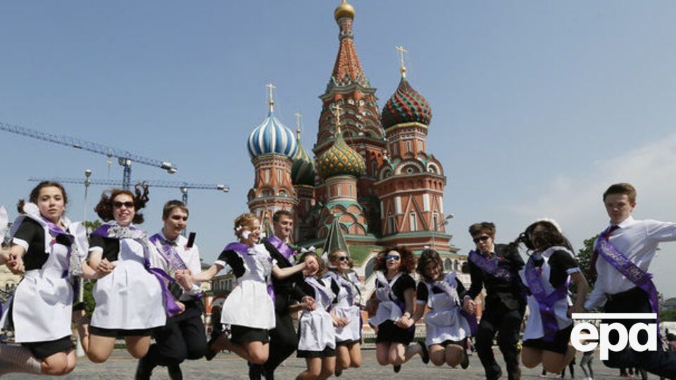 У Росії школяреві зіпсували випускний через борг у розмірі 600 рублів