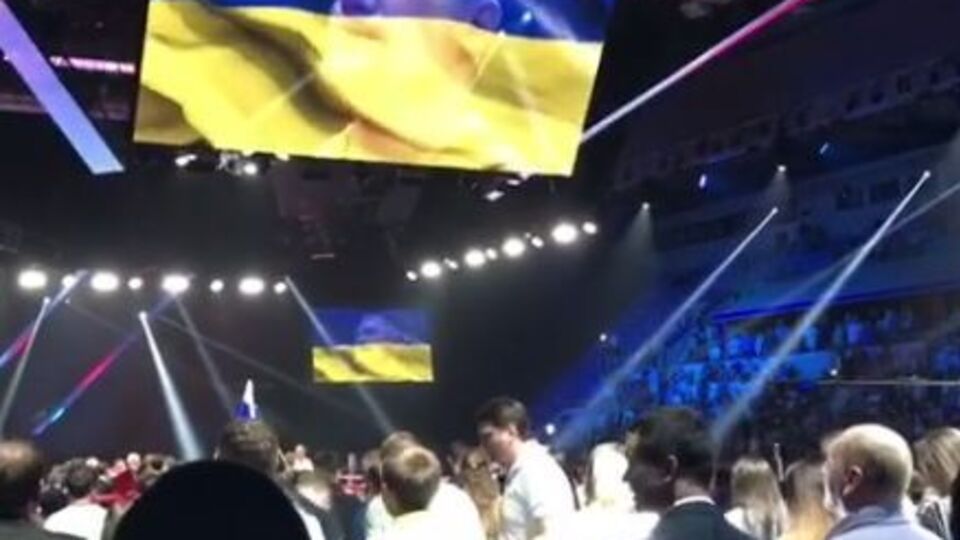 Зал у "Лужниках" під час виконання українського гімну