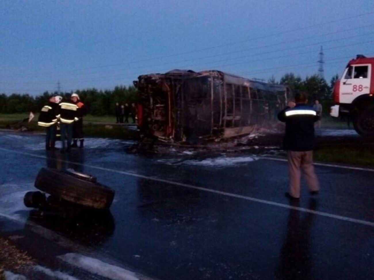 З автобуса рятувальники витягнули вісім тіл загиблих, особи яких установлюють