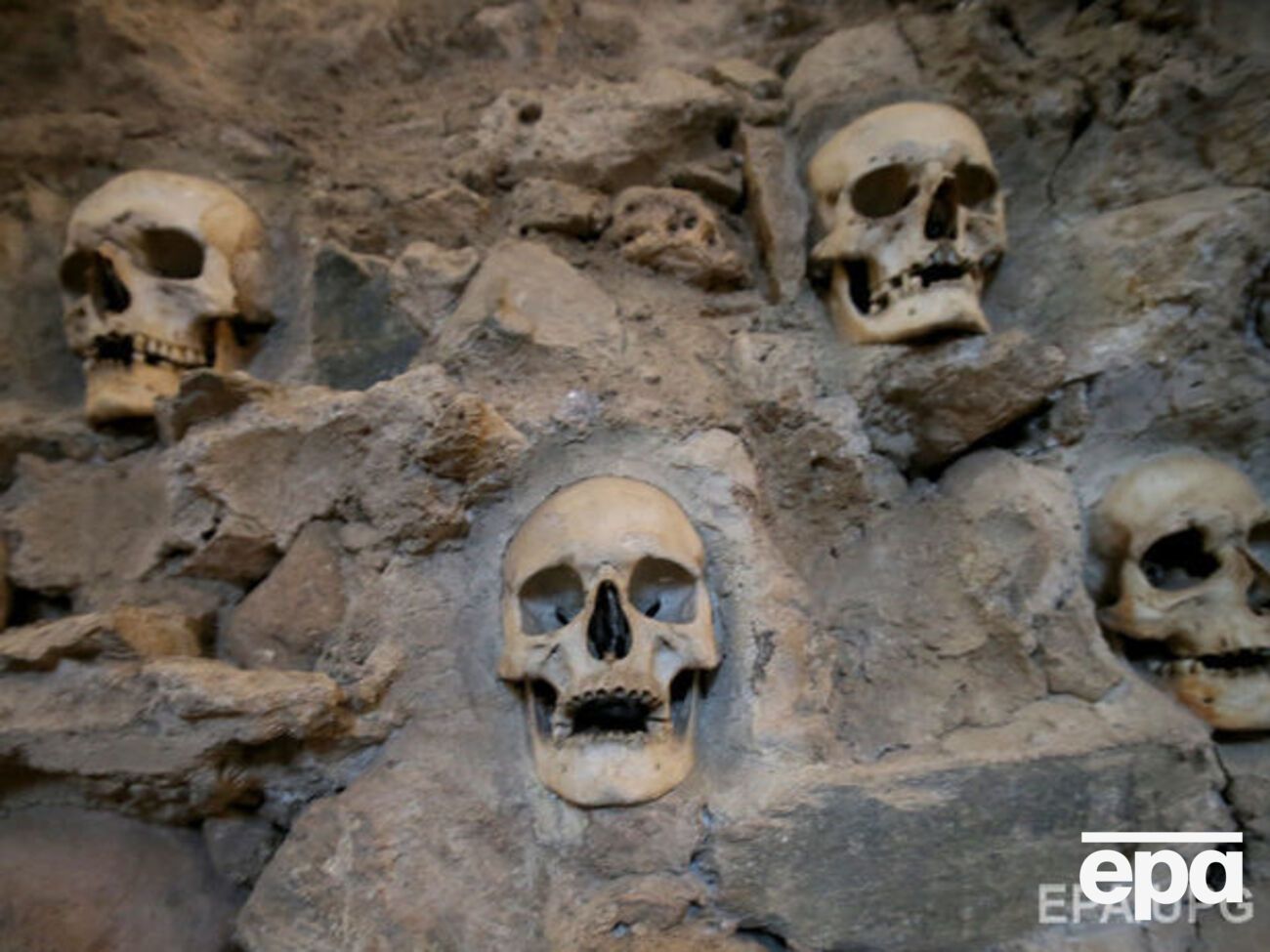 Черепа принадлежат не только мужчинам, но и женщинам, а также детям