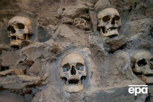 Черепа принадлежат не только мужчинам, но и женщинам, а также детям