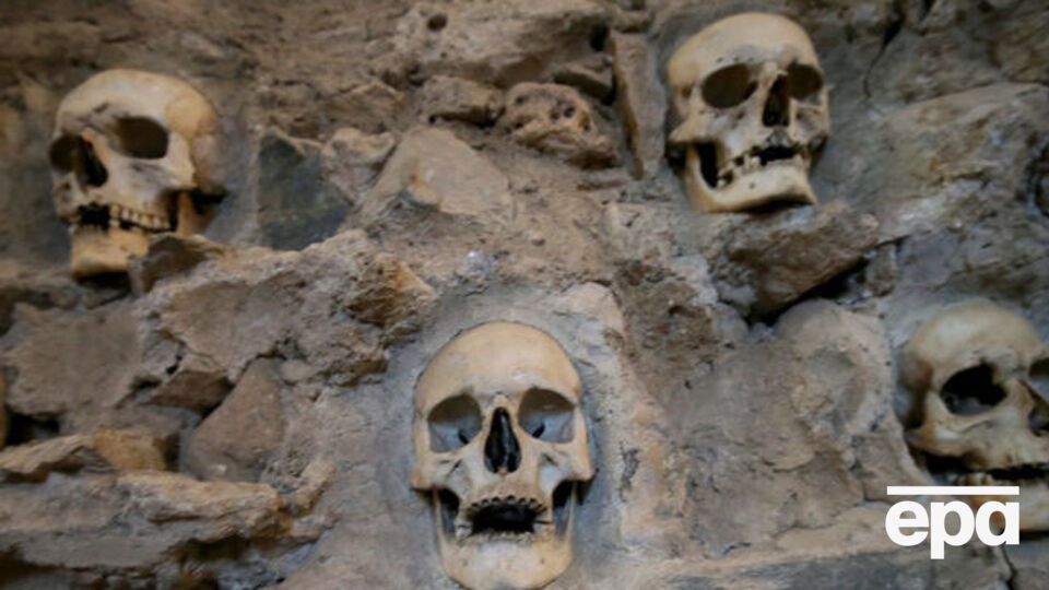 Черепа принадлежат не только мужчинам, но и женщинам, а также детям