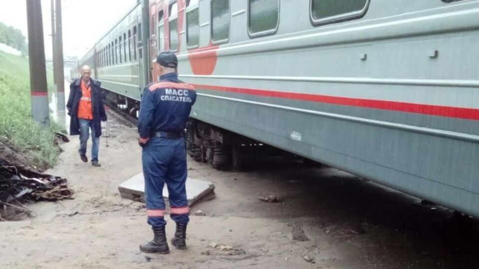 Грязь затопила железнодорожные пути в России