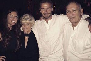 Джоан Бекхем (зліва) із батьками і братом