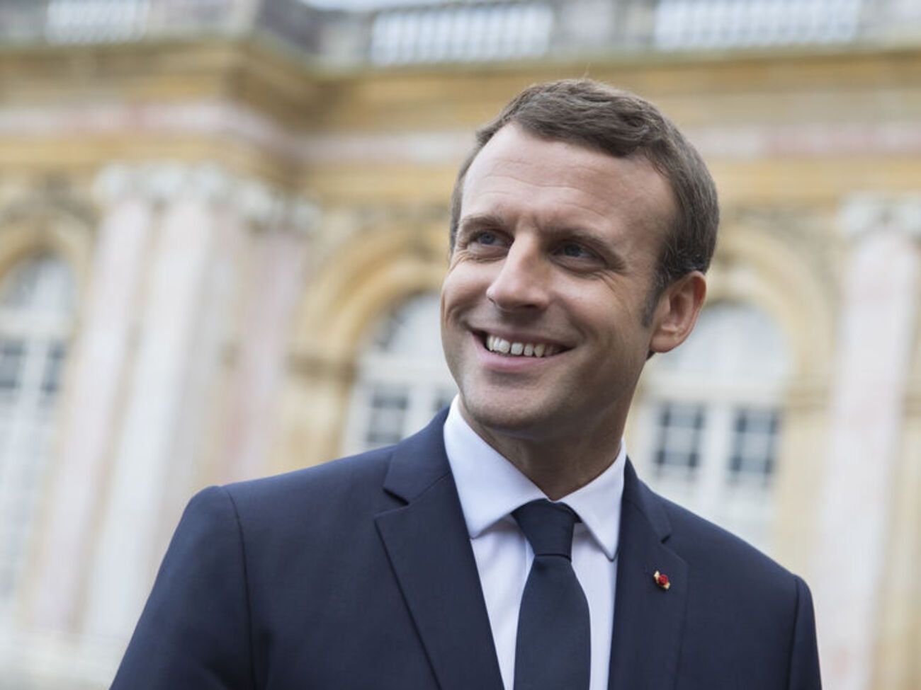 Меріям французьких міст доведеться купити нові портрети з Еммануелем Макроном