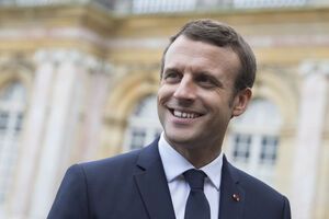 Меріям французьких міст доведеться купити нові портрети з Еммануелем Макроном