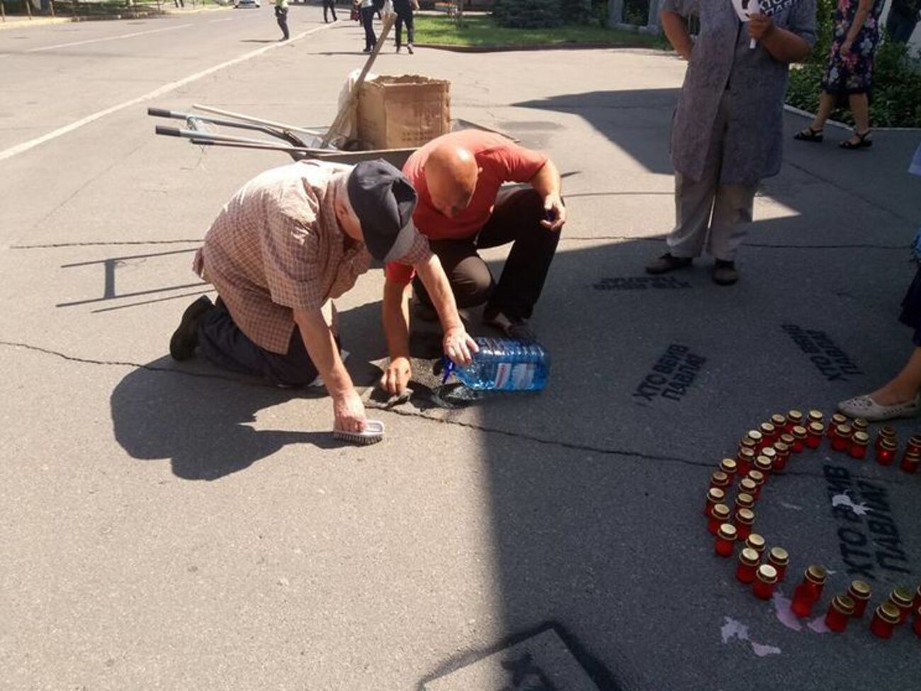 Двірники стерли написи "Хто вбив Павла?" під будівлею МВС