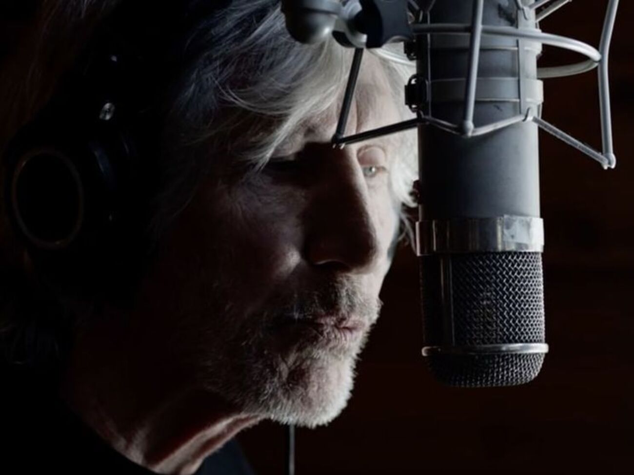 Уотерс выпустил новый клип