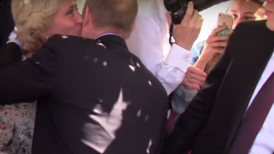 Женщина поцеловала Путина в щеку