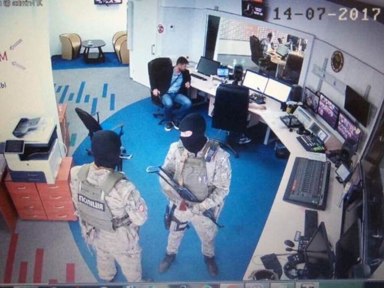 "Радио Вести" сообщали, что силовики блокировали работу редакции