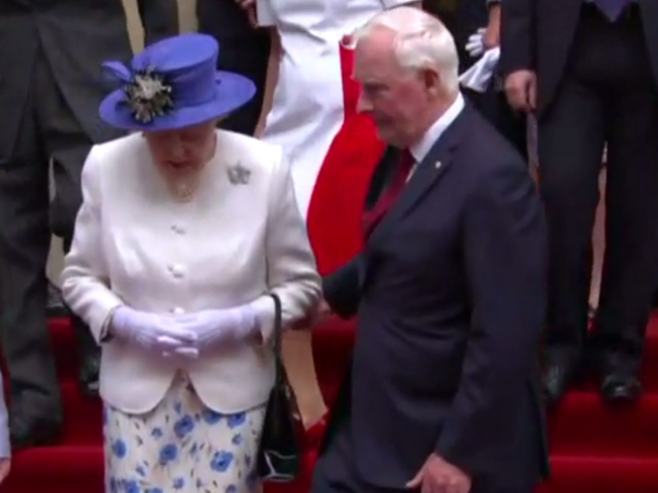 Губернатор допоміг королеві спуститися слизькою доріжкою