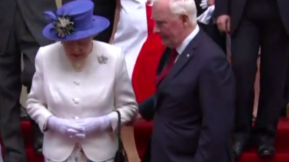 Губернатор допоміг королеві спуститися слизькою доріжкою