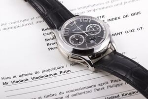 На фотографии лота была указана документация с именем владельца – Mr Vladimir Vladimirovic Putin