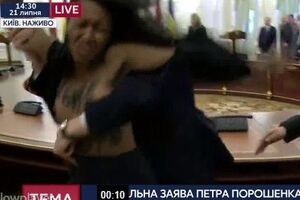 Дівчину вивела охорона