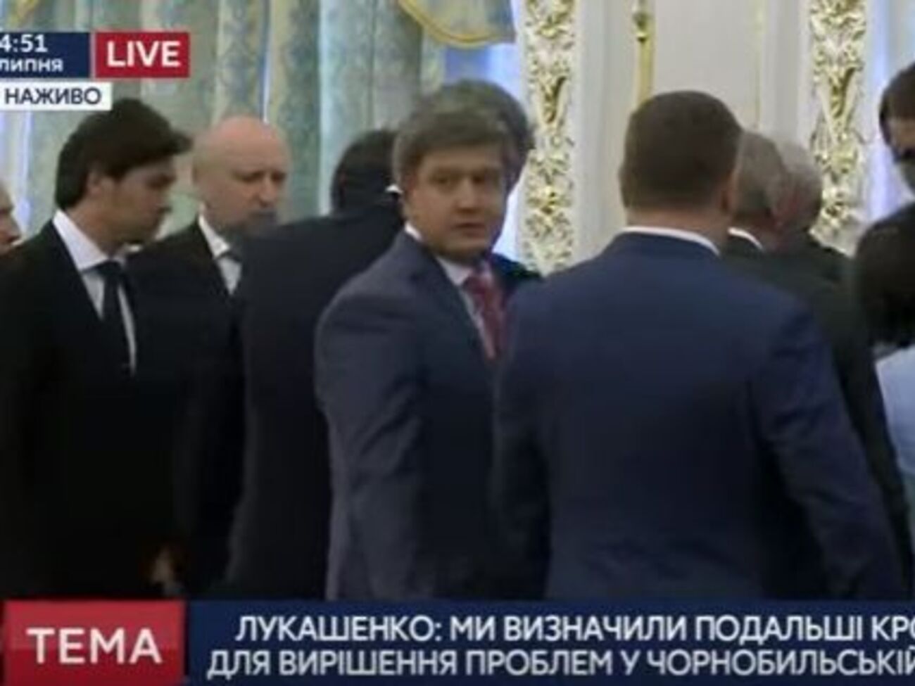 Підняти чоловіка намагалися інші члени Кабміну