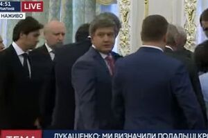 Підняти чоловіка намагалися інші члени Кабміну