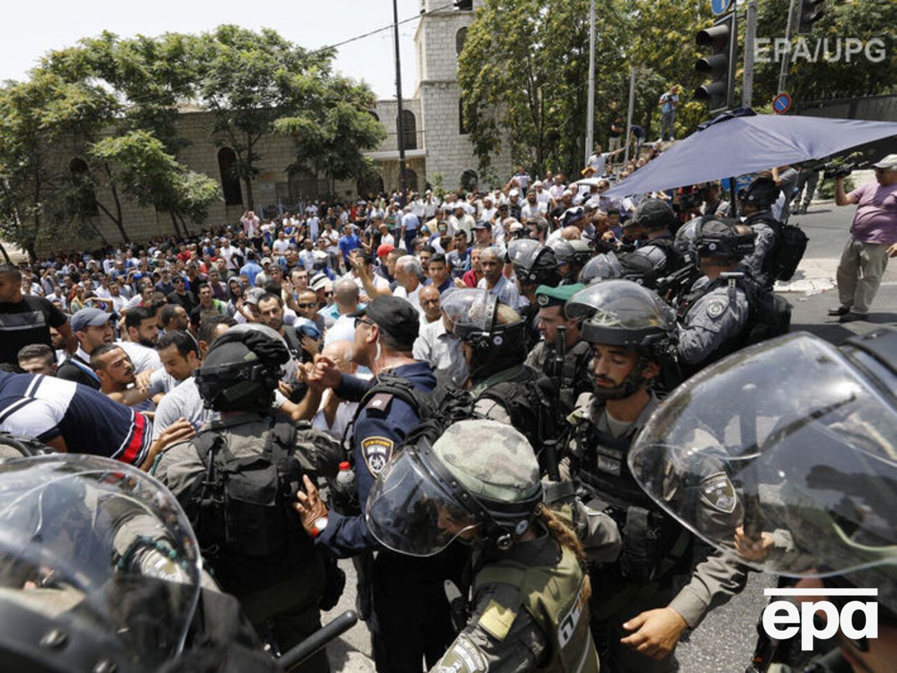Палестинские арабы протестуют против металлодетекторов на Храмовой горе