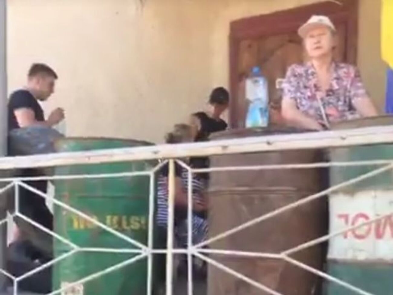 Під судом поставили ємності із запальною сумішшю