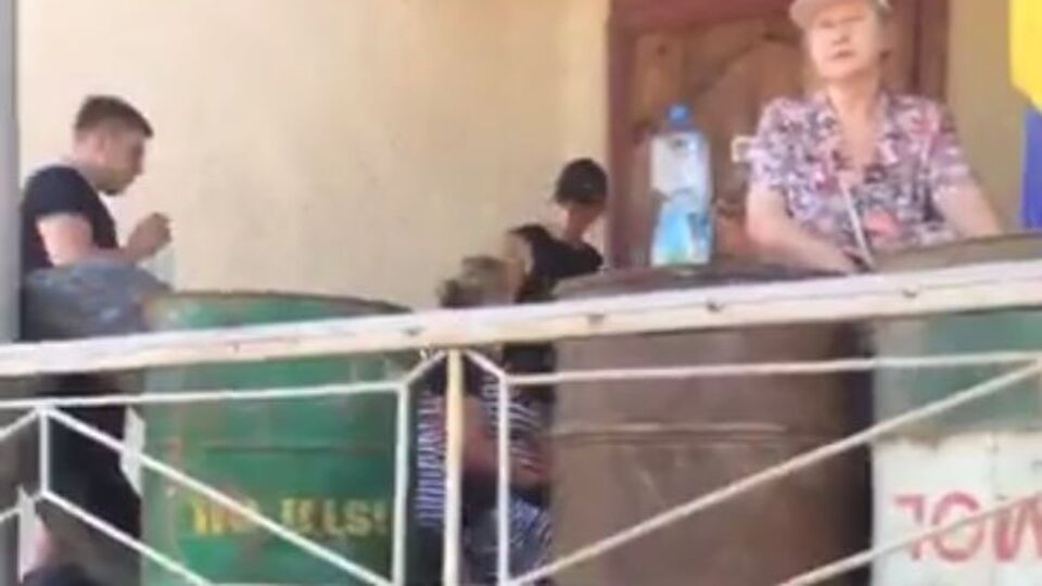 Під судом поставили ємності із запальною сумішшю