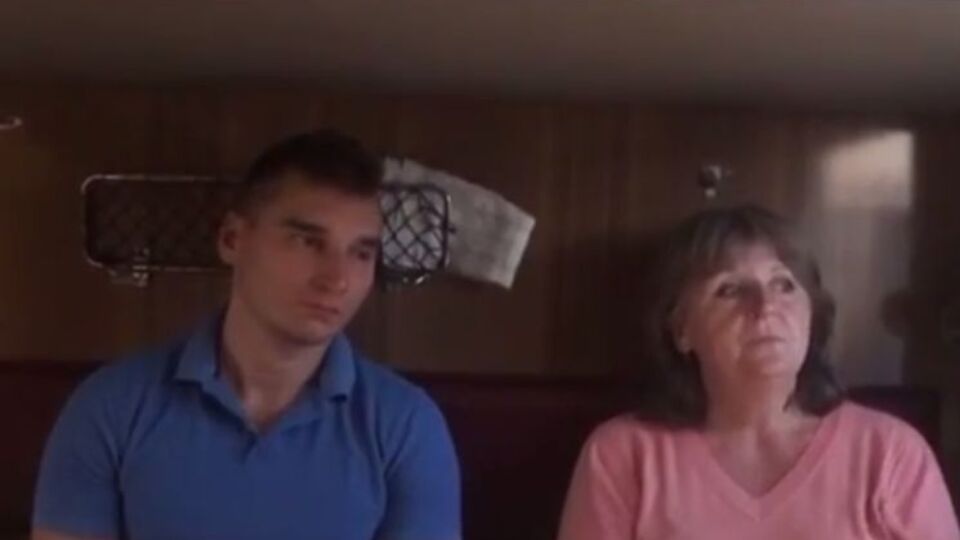 Мати Агєєва і журналіст Канигін їдуть у поїзді Україною