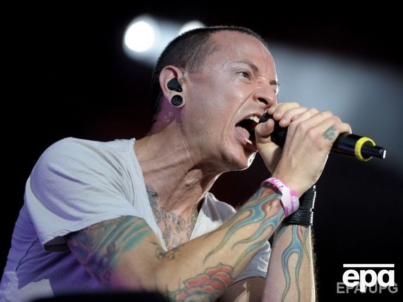 Рядом с телом музыканта обнаружили полупустую бутылку с алкоголем