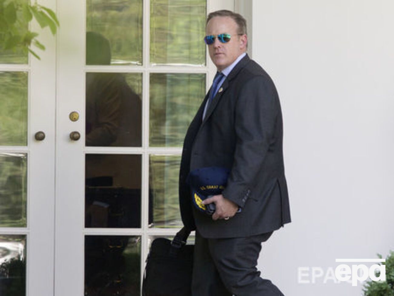 Спайсер прокоментував звільнення за власним бажанням