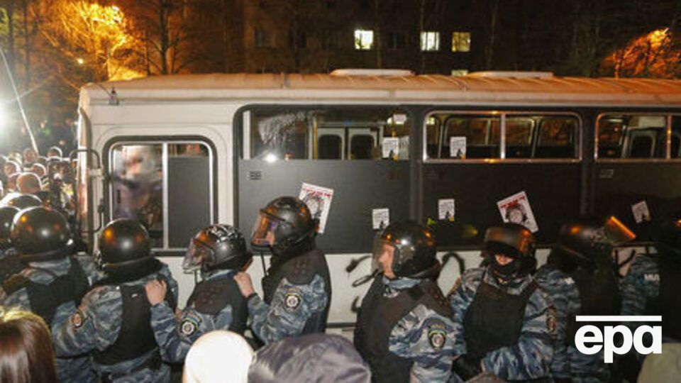 Задержанный является бывшим милиционером первой оперативной роты "Беркута", ему инкриминируют превышение власти и служебных полномочий