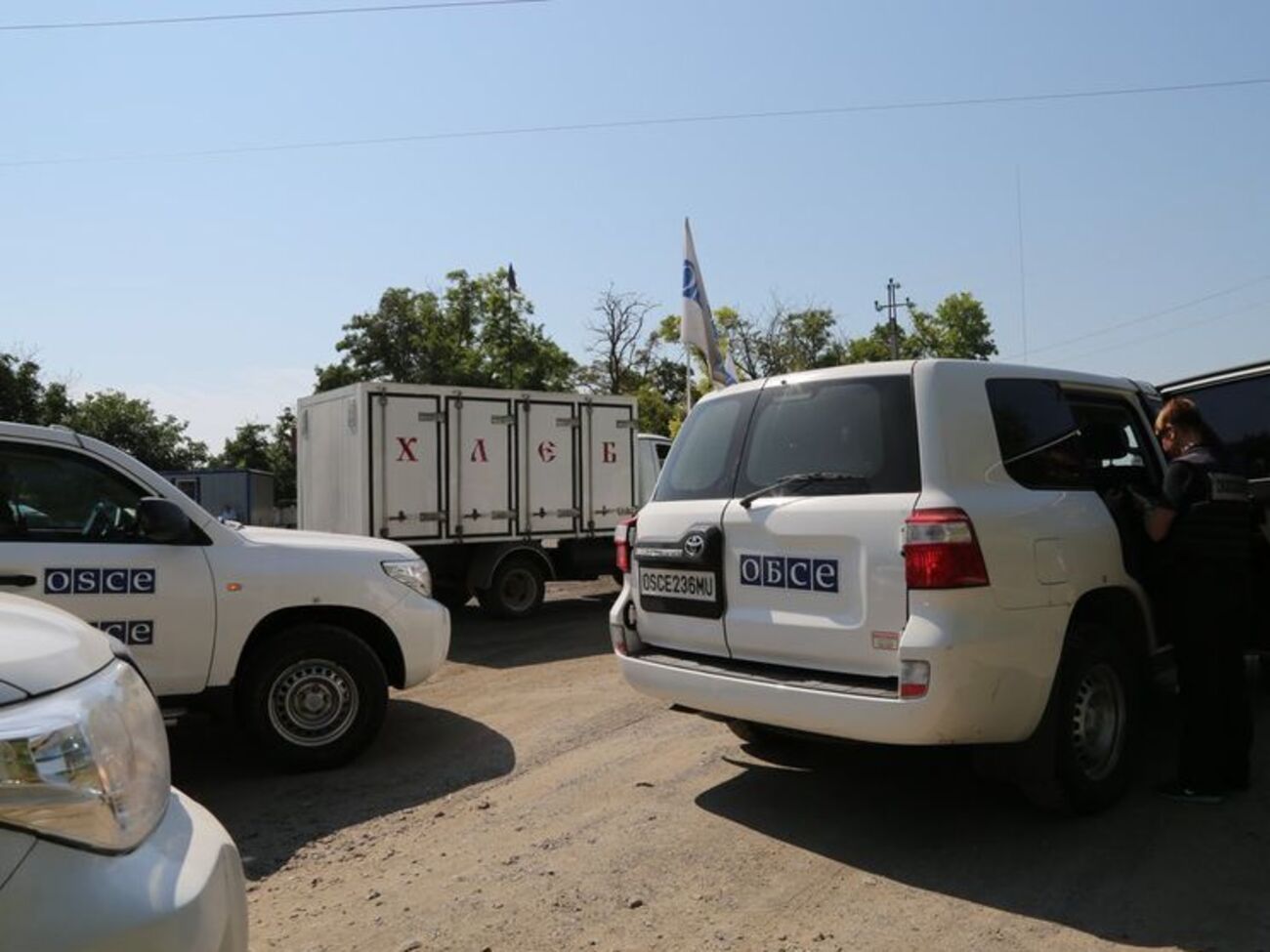 Наблюдателей держат на блокпосту более 1,5 часов