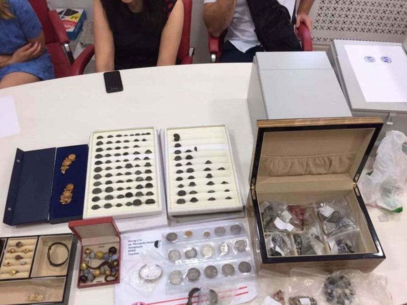 У фігурантів справи виявили велику кількість антикварних цінностей