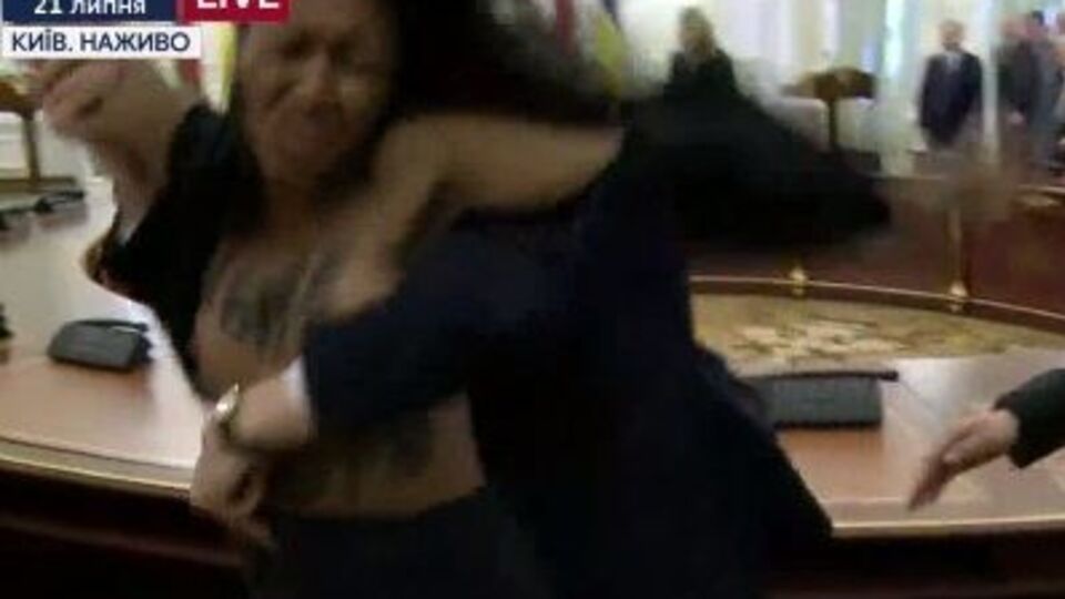 Представительница Femen на брифинге Порошенко и Лукашенко, сняв с себя майку, выкрикивала лозунг "Жыве Беларусь"