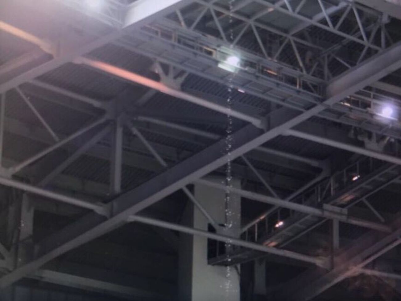 Крыша пропускала дождевую воду