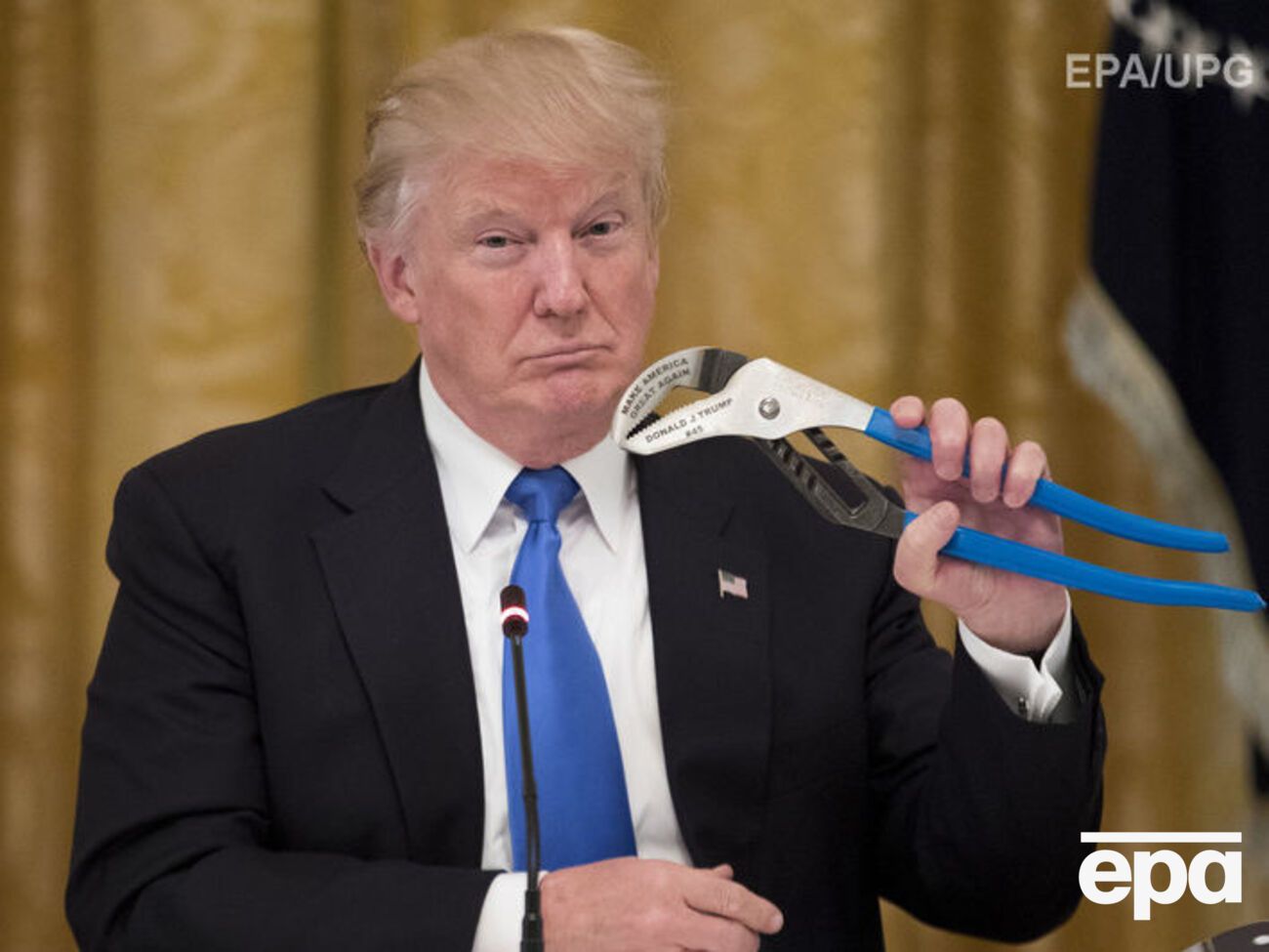 Раніше Трамп виступав проти обмежень повноважень президента, які передбачала вихідна версія законопроекту