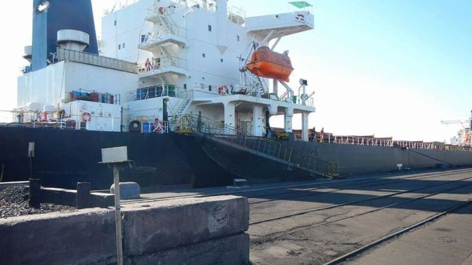 Первое судно с углем из ЮАР прибыло в мае