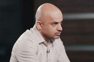 Найєм: Ви уявляєте людей, які 25 років у політиці? У нас електромобілі з'явилися, мобільного телефона тоді не було, а в нас уже iPhone