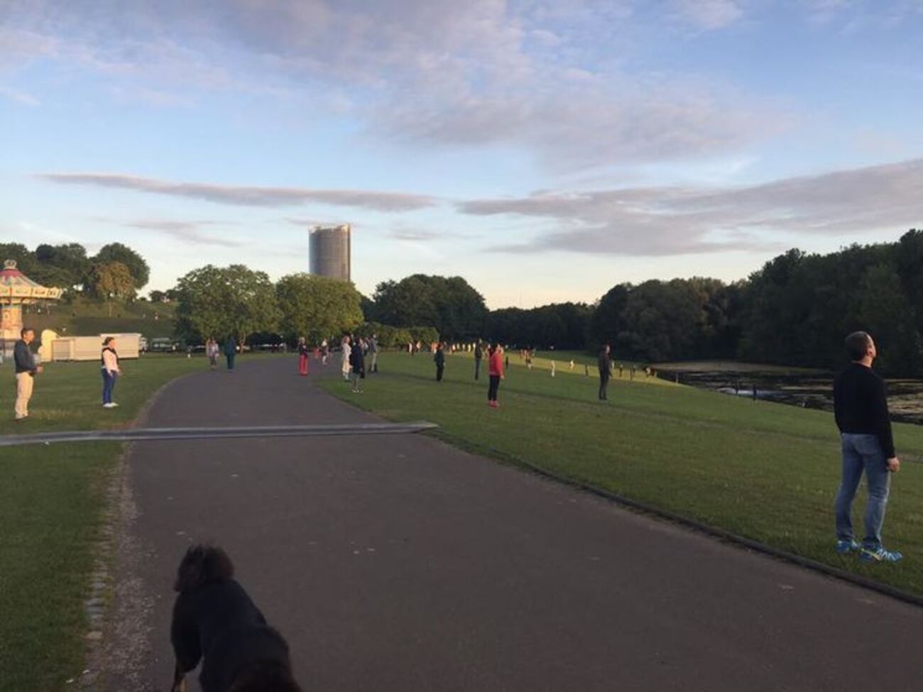 Немецкие СМИ прозвали людей на берегу озера "ходячими мертвецами"