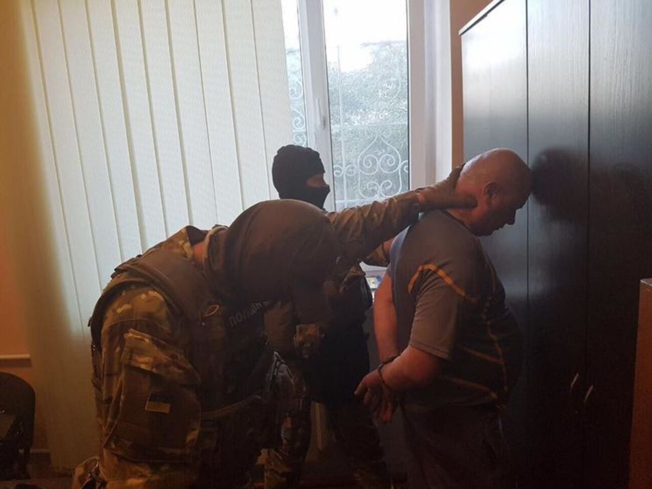 Мужчина хотел дать взятку за возврат изъятого янтаря весом около 30 кг