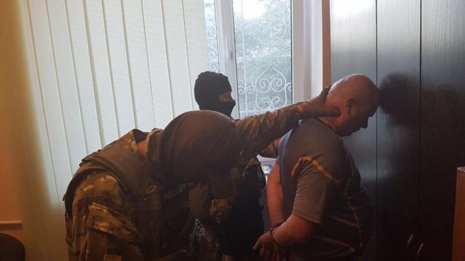 Мужчина хотел дать взятку за возврат изъятого янтаря весом около 30 кг