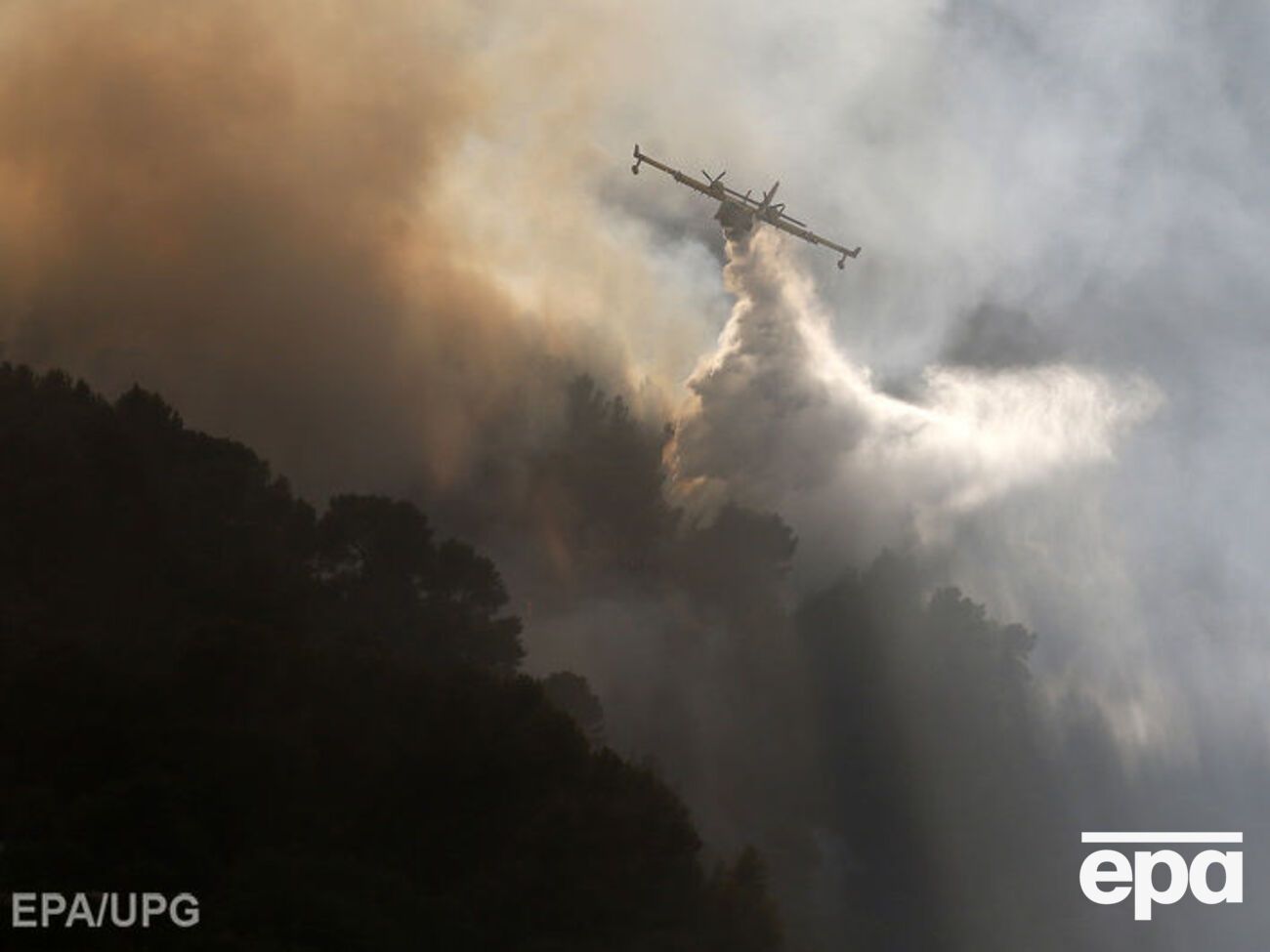 Вогонь посилюється через сильний вітер